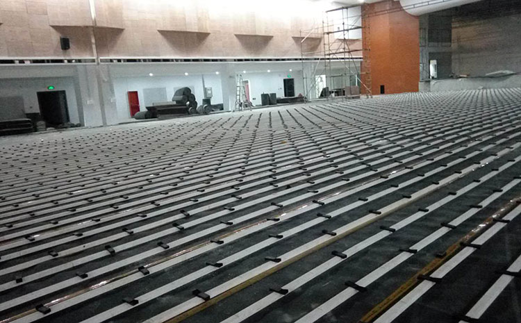 ?？跅鳂迥倔w育木地板施工方案