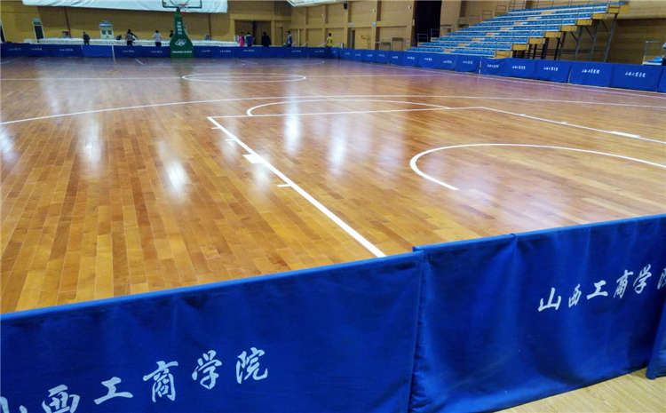 橡膠木NBA籃球場(chǎng)木地板怎么翻新