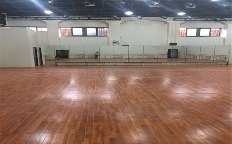 體育館專用木地板哪種材質(zhì)更耐磨？