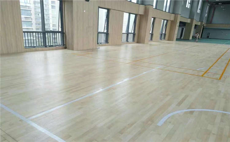 家用實木地板和以當(dāng)籃球場地