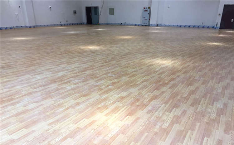 24厚羽毛球館木地板價格是多少錢？