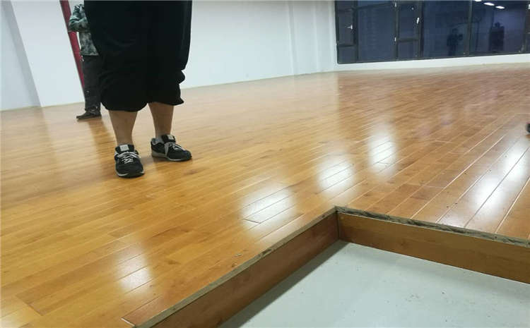 學(xué)校羽毛球館木地板多少錢(qián)一平米？